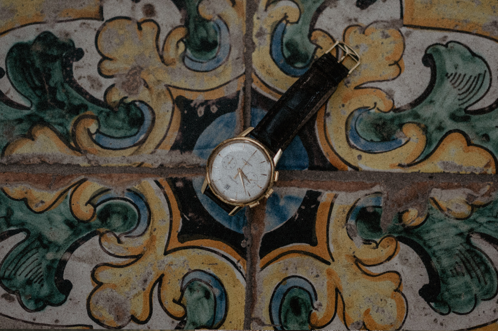 Dettagli dell'orologio dello sposo sulle maioliche di Maratea della Villa La Matrella