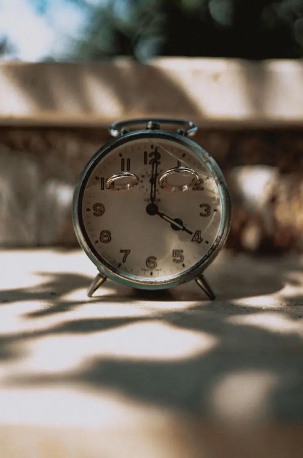 dettaglio delle fedi nuziali su una vecchia sveglia per un matrimonio a maratea