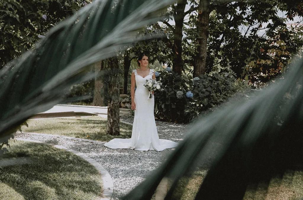 ritratto della sposa con il bouquet nel giardino della propria abitazione, a trecchina in provincia di potenza prima di realizzare il suo sogno di sposarsi a maratea