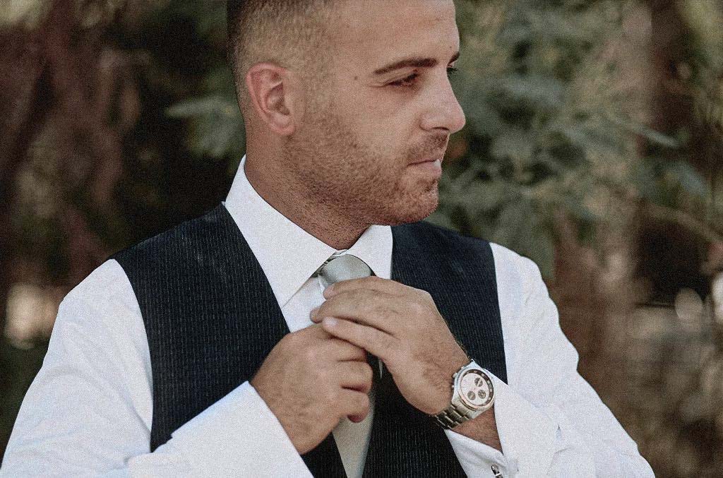 ritratto dello sposo, durante la vestizione del suo matrimonio tenutosi a Maratea