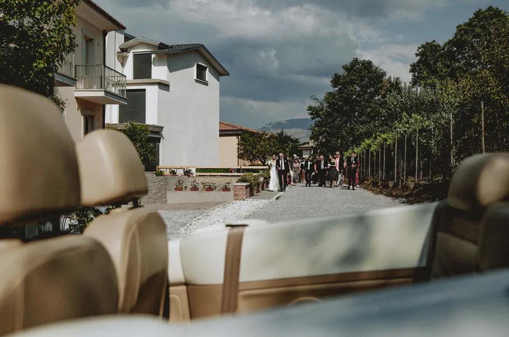 la sposa si avvia per andare in chiesa, creando un corteo di persone che la seguono, durante le sue fantastiche nozze realizzate a maratea