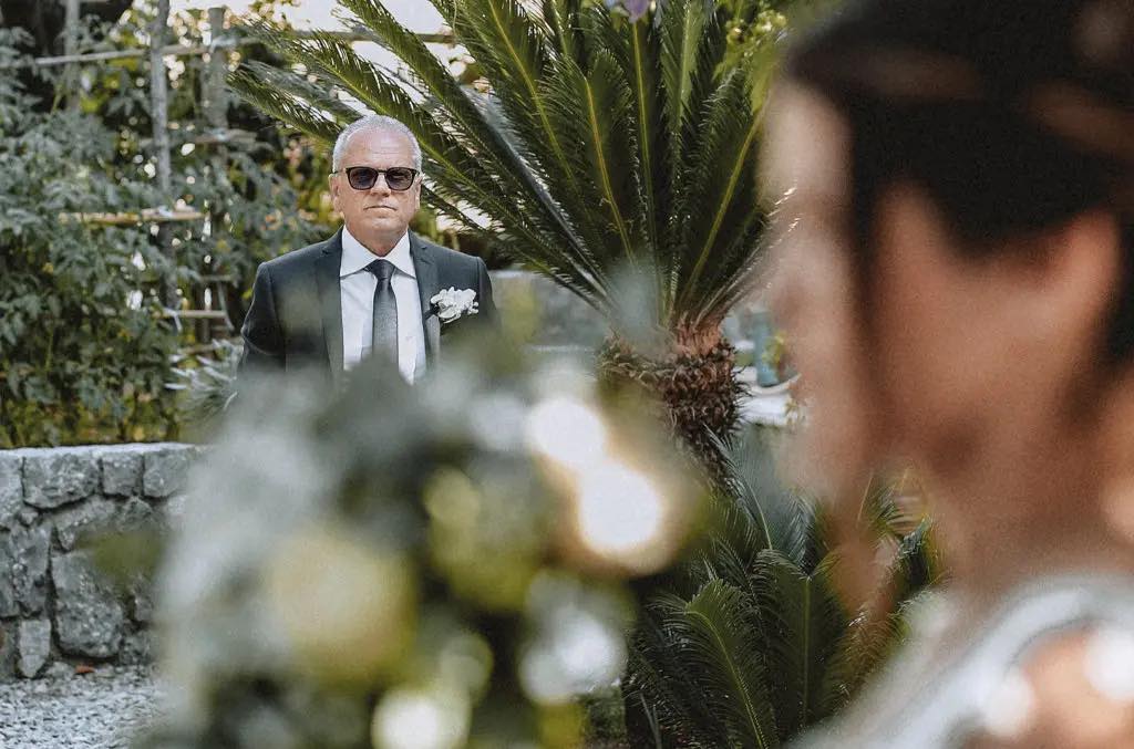 fotografia cinematografica, nel gergo tecnico di quinta, della sposa sfocata e del padre che la osserva, realizzata da giuseppe bruno fotografo di nozze a maratea