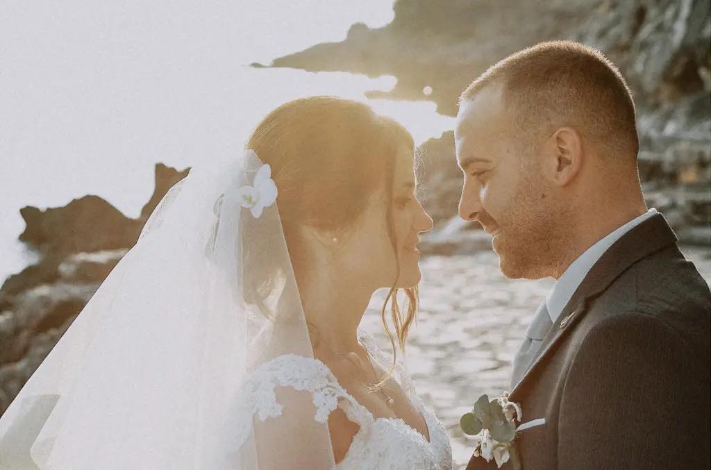 ritratto di due sposi al tramonto, sugli scogli di Maratea durante le loro nozze, fotografate da Giuseppe Bruno