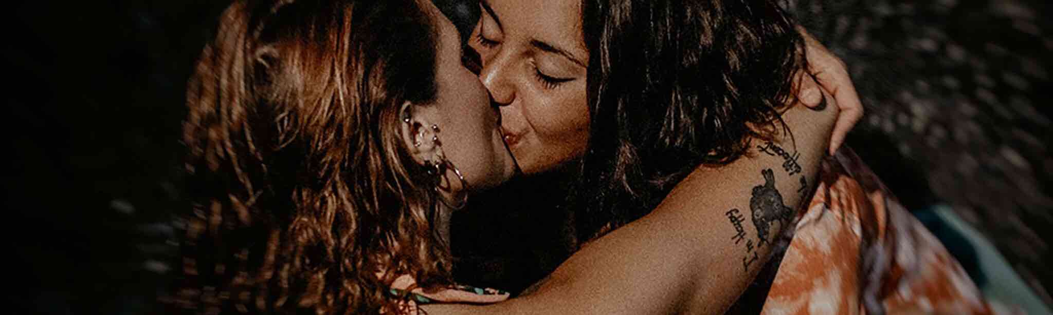 Engagement intimate a Praia a Mare in Calabria, di due ragazze gay