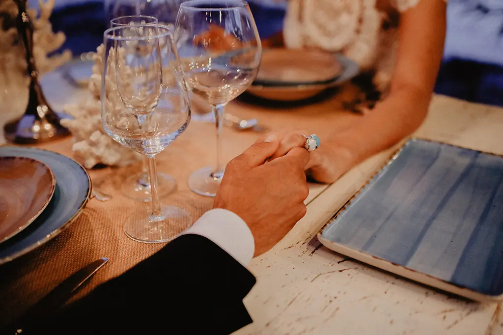 due sposi che si tengono la mano durante il loro wedding a Maratea in Basilicata