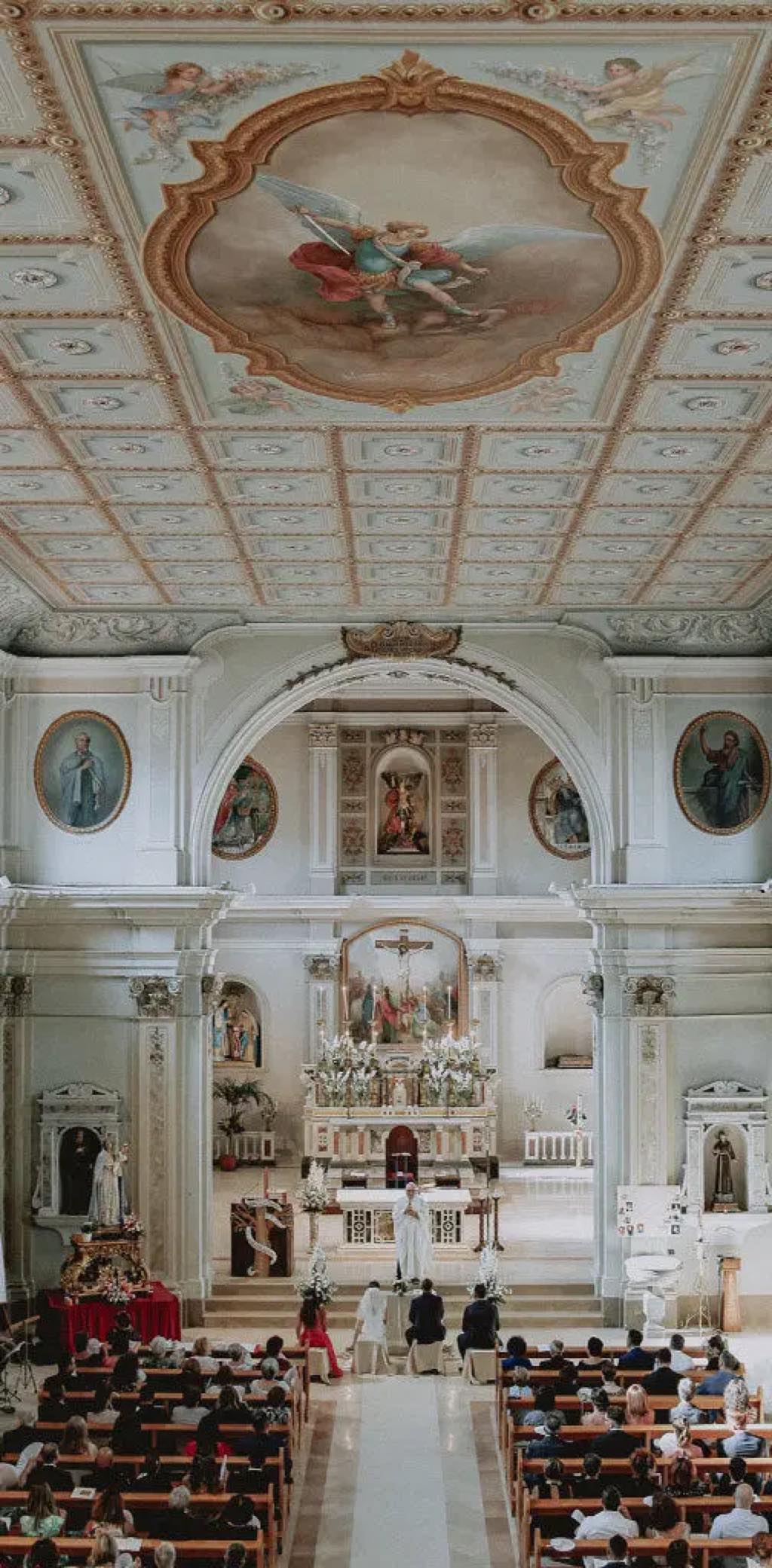 Prospettiva dall'alto della Chiesa di trecchina in basilicata, durante le nozze degli sposi a maratea