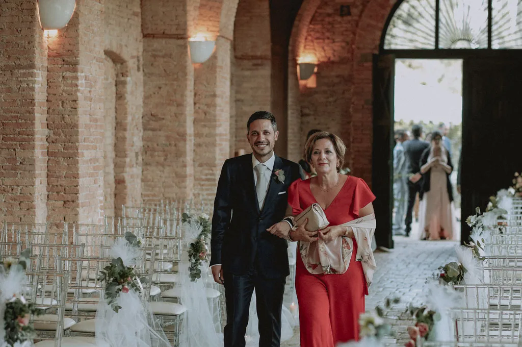 L'arrivo dello sposo nel granaio di Tenuta Visconti, per il rito civile di Matrimonio