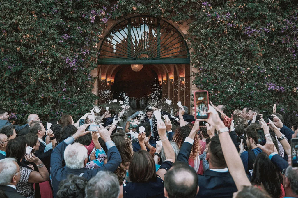 L'uscita e il lancio del riso nella Tenuta Visconti, durante un matrimonio in Basilicata