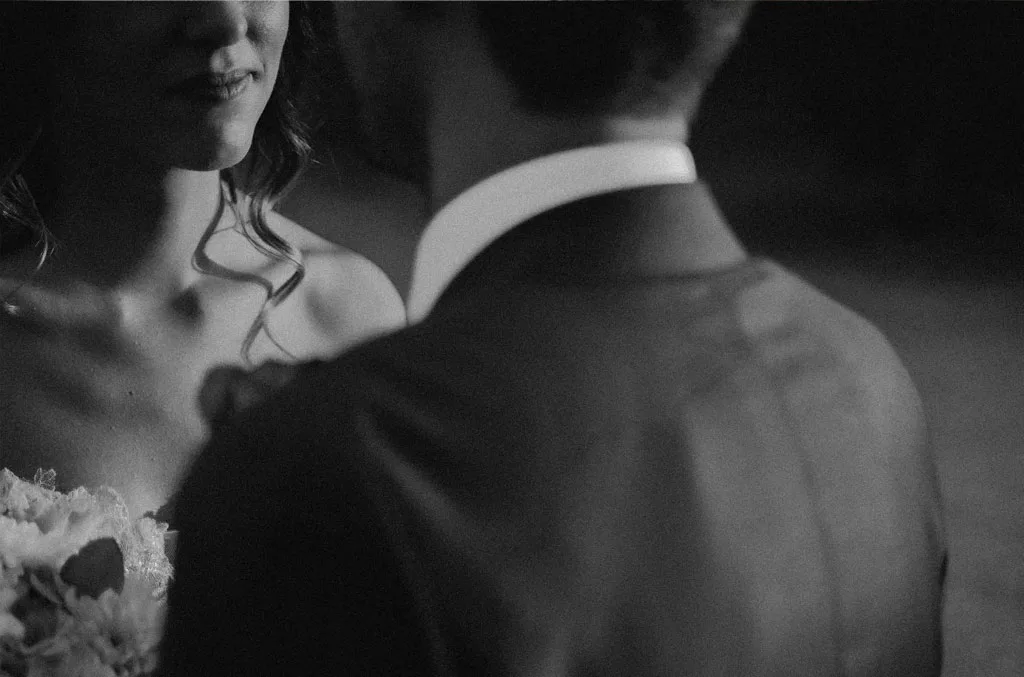 Matrimonio tenutosi in Basilicata nella Tenuta Visconti: dettaglio sposi in bianco e nero durante il servizio fotografico di coppia