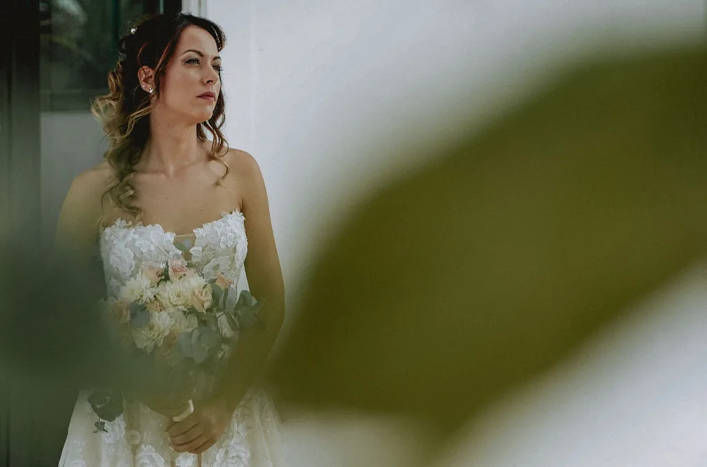 Ritratto della sposa, prima di incontrare il suo futuro sposo nel giorno del suo matrimonio
