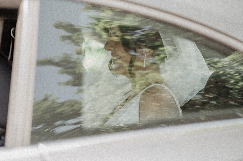 la sposa in macchina verso la destinazione del suo matrimonio a Maratea