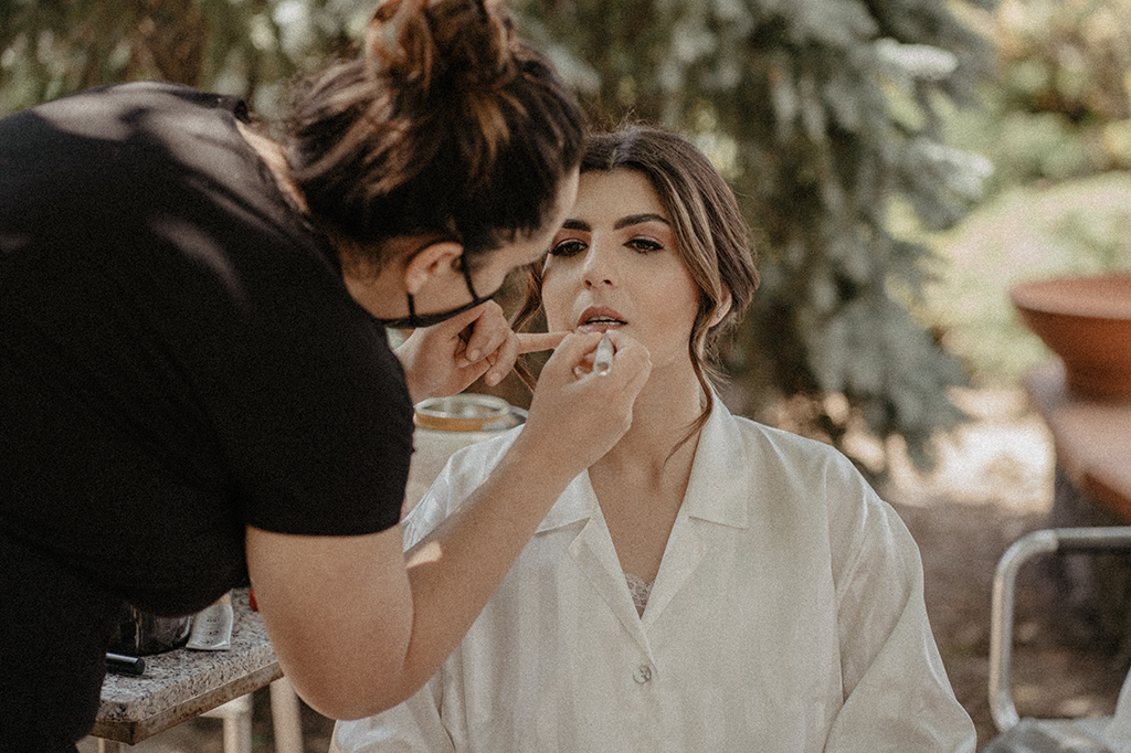 Il trucco della sposa, durante la preparazione nel giorno delle sue nozze nella Perla del Tirreno