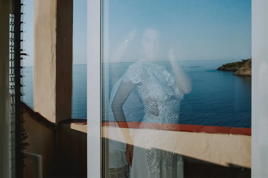 riflesso della vestizione della sposa prima del suo wedding a Maratea.