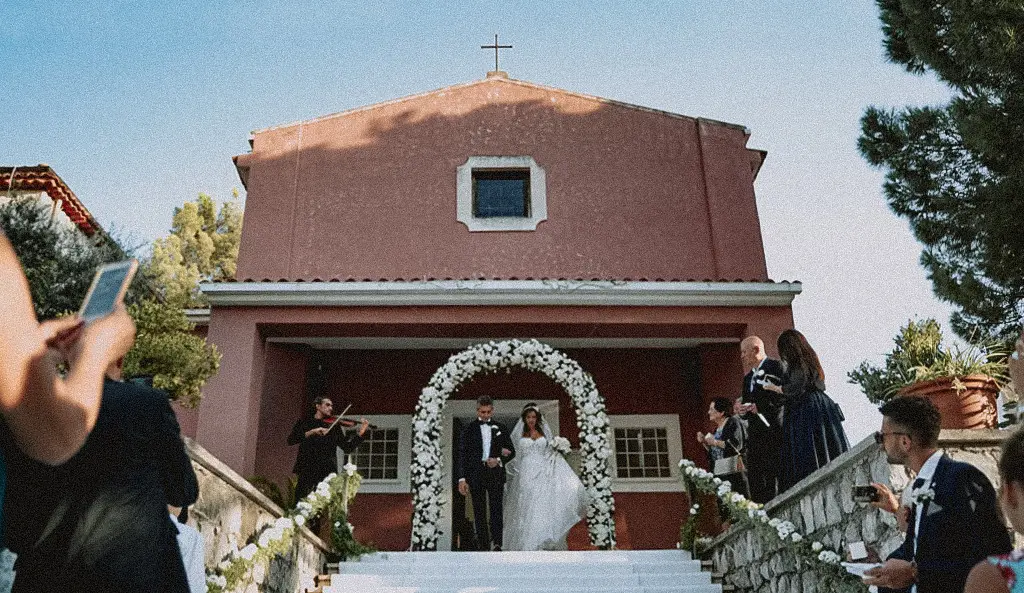 L'uscita dalla Chiesa di Maratea degli sposi per poi arrivare al ristorante del Santa Venere per la cena del loro matrimonio