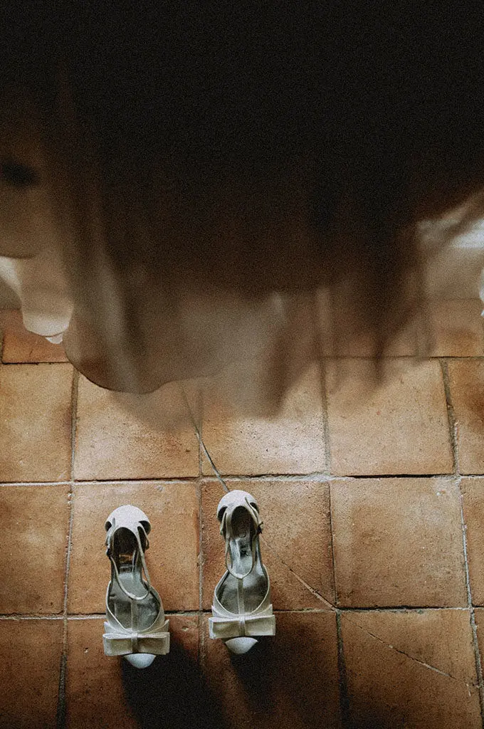 dettaglio delle scarpe e del vestito da sposa, durante il servizio fotografico di matrimonio realizzato al santa venere di Maratea