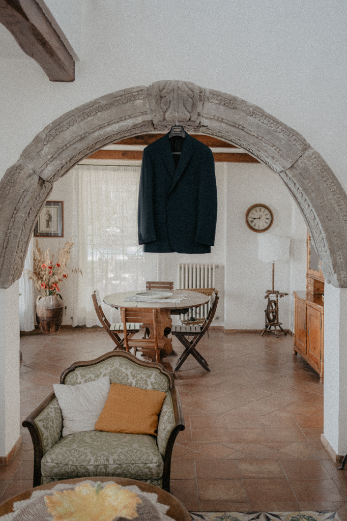 Vestito da sposo appeso nella Villa La Matrella