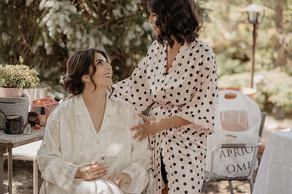 momento relax, durante i preparativi della sposa nel giorno del suo lieto evento, Matrimonio a Maratea nella Villa La Matrella
