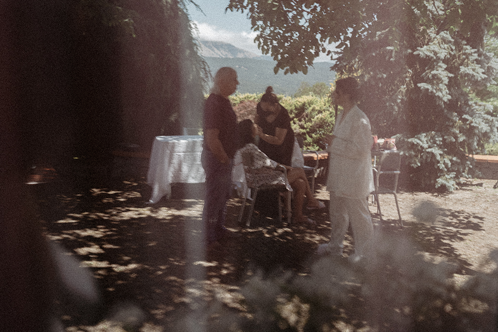 Momento trucco nel giardino di casa della sposa, tratto dal matrimonio a Maratea