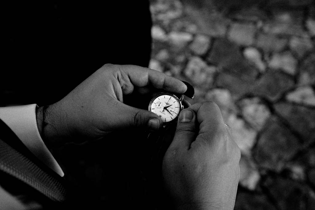 Dettaglio dell'orologio di famiglia, dello sposo, Matrimonio a Villa La Matrella di Maratea