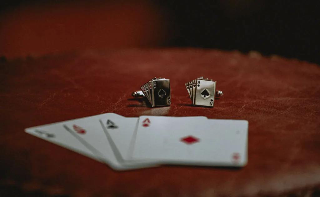 dettagli dei gemelli nuziali dello sposo, durante il Matrimonio in Basilicata, Maratea