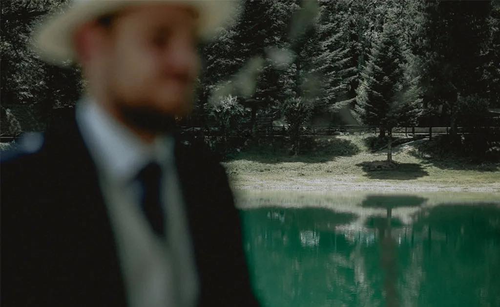 Ritratto dello sposo con lo sfondo del Lago Sirino, Giuseppe Bruno fotografo di Matrimonio a Maratea