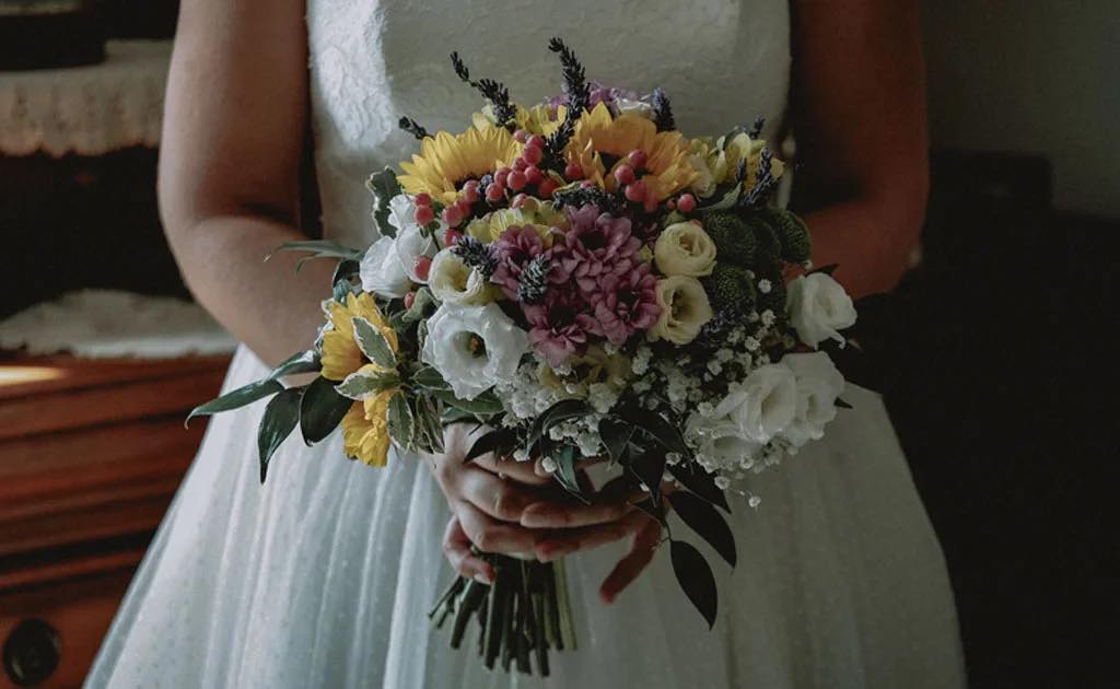 La sposa con il suo bouquet di fiori per il suo Matrimonio a Maratea