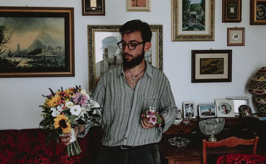 Il fratello della sposa con il bouquet da donare alla sposa il giorno del suo Matrimonio a Maratea