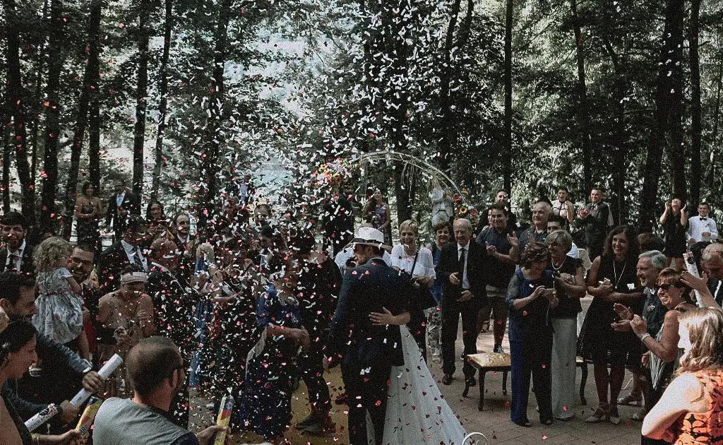 il lancio del riso, in mezzo al verde dei boschi di Maratea durante un Matrimonio