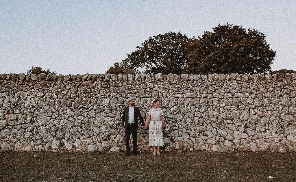 fotografia di coppia di un fantastico matrimonio in Puglia. Shooting vicino ai famosi muretti a secco pugliesi