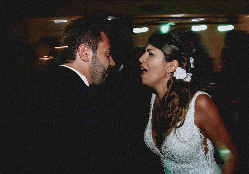Balli e smorfie divertenti durante il matrimonio svolto a Maratea