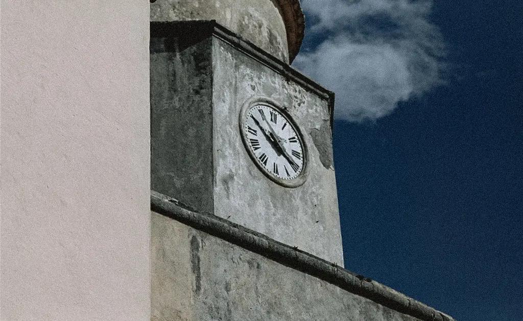 L'orologio della Chiesa di San Biagio di Maratea, segna l'ora. Matrimonio a Maratea
