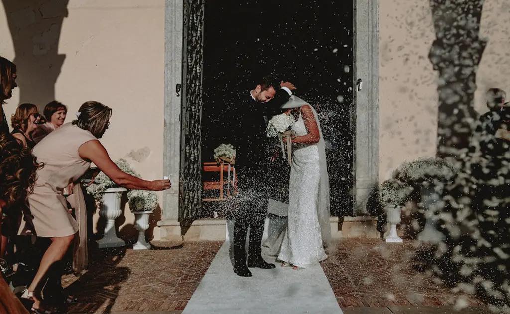 Il lancio del riso durante il Matrimonio da sogno all'uscita della chiesa di San Biagio di Maratea