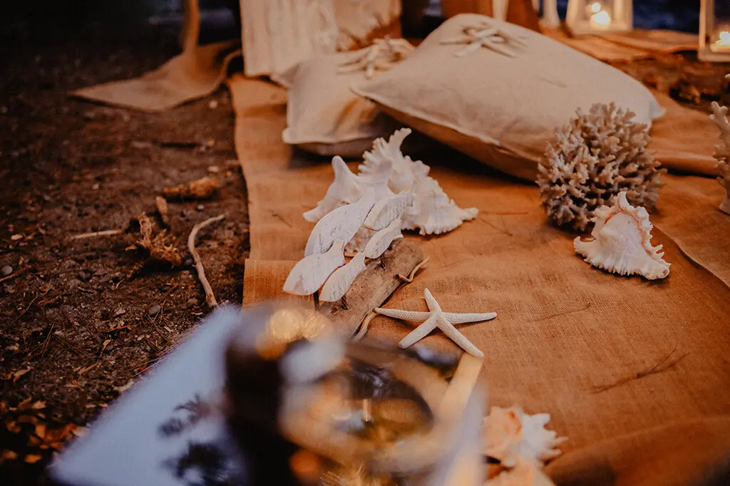 dettagli dell'allestimento di un destination wedding sulla spiaggia di Maratea