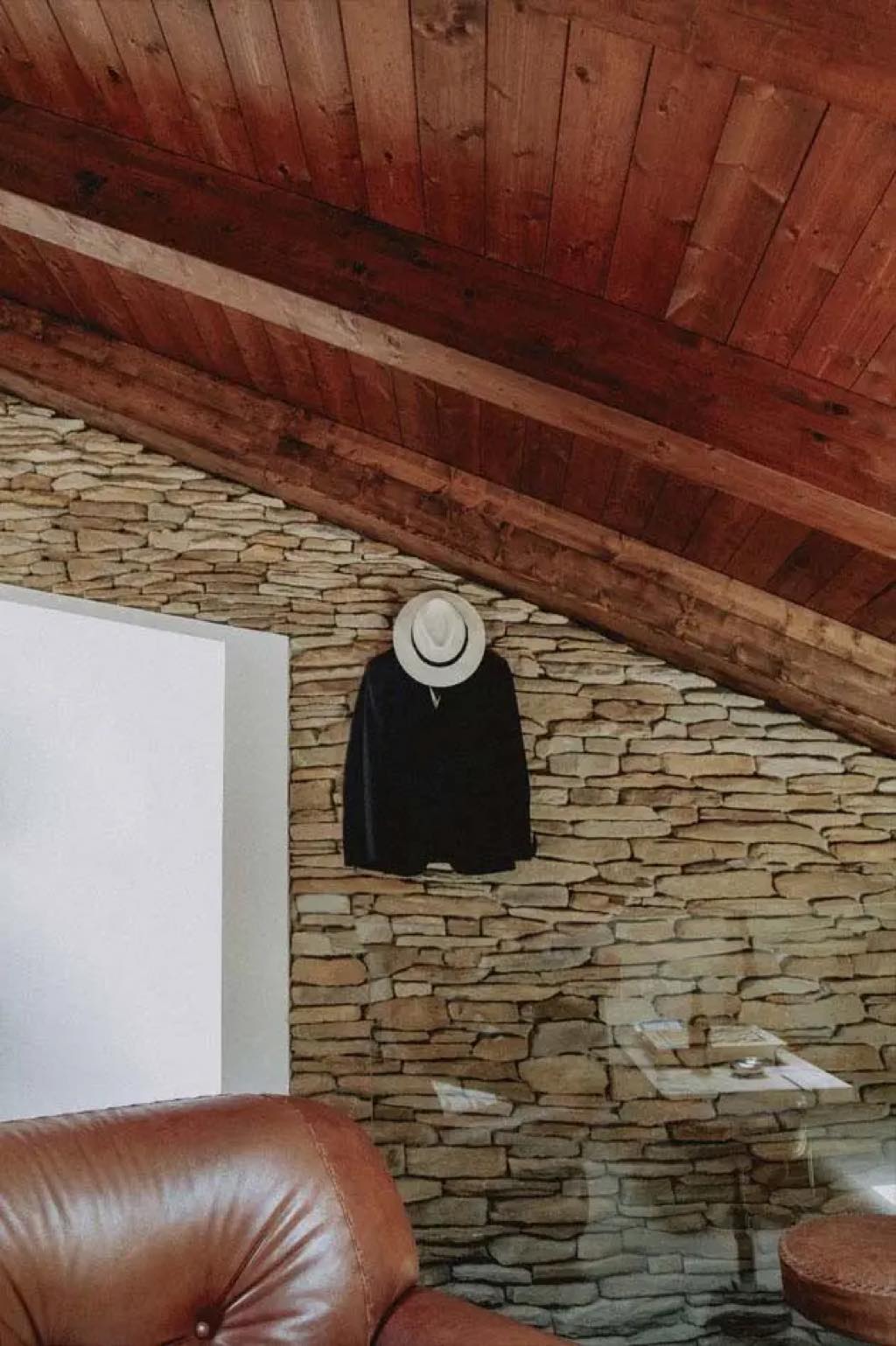 Il vestito dello sposo, durante la vestizione, prima di essere indossato per il Matrimonio a Maratea