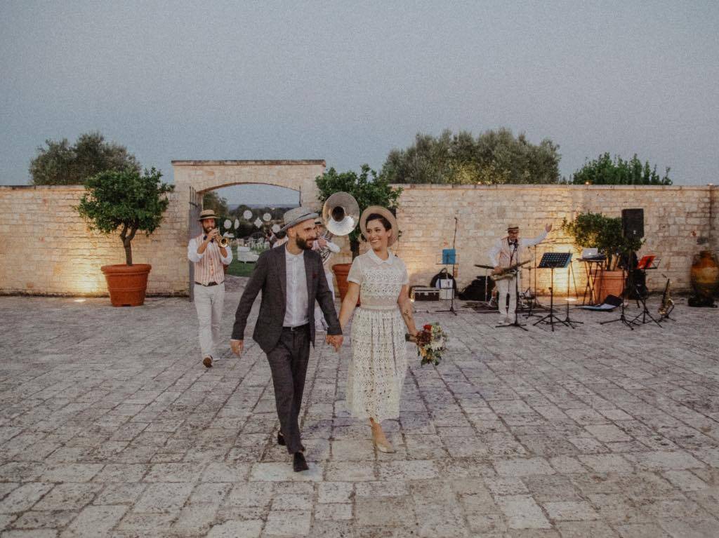 L'arrivo degli sposi nella location dei Trulli in Puglia. Servizio fotografico realizzato da Giuseppe Bruno fotografo