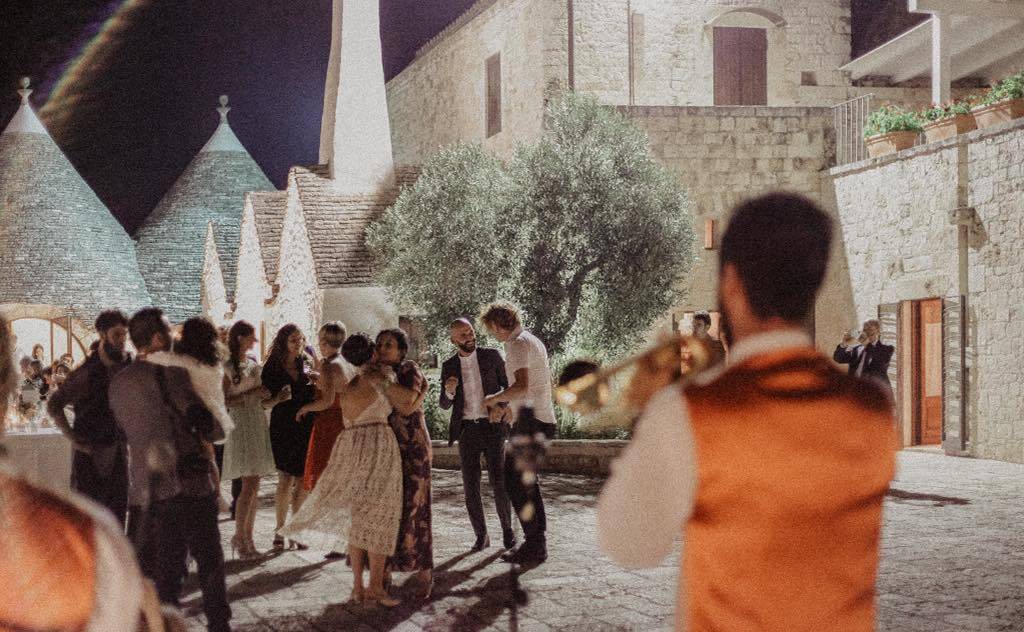 abbracci della sposa con gli invitati nel giorno del matrimonio. Fotografo Bruno Giuseppe