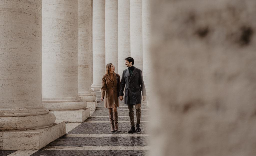 Coppia di innamorati che camnina nella Basilica di San Pietro di Roma, durante un servizio fotografico realizzato da Giuseppe Bruno fotografo
