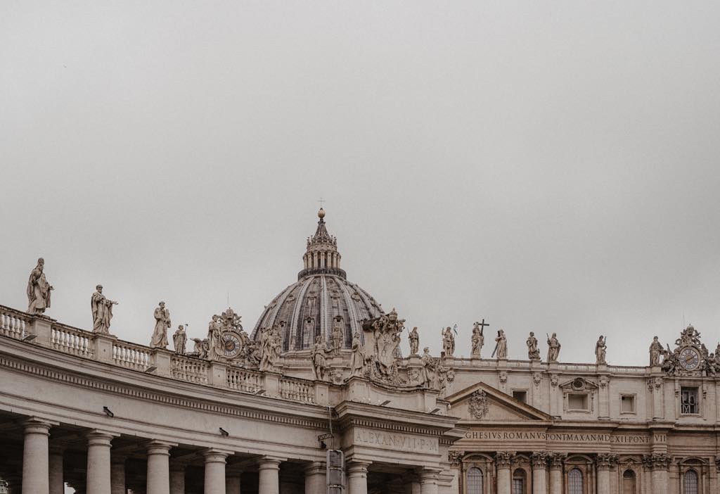 La cupola della Basilica di San Pietro, fotografata durante un servizio fotografico di coppia a Roma