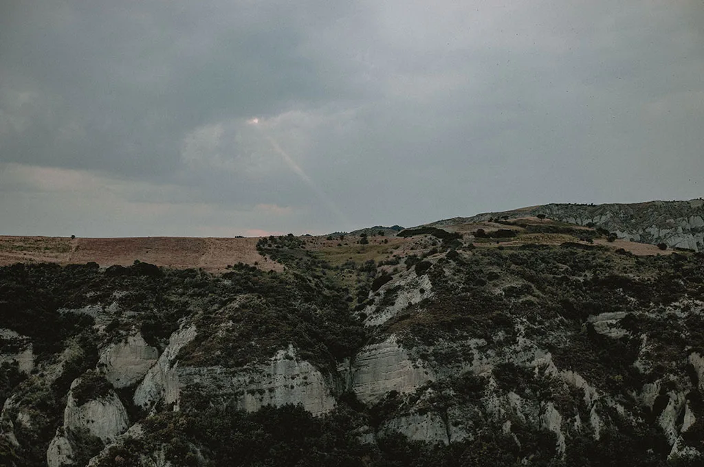 foto del paesaggio lunare dei calanchi di Aliano, durante un servizio fotografico di matrimonio a matera