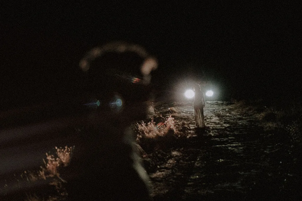 Giovane coppia, fotografata da Giuseppe bruno fotografo di matrimoni a matera. Sessione fotografica notturna in basilicata.