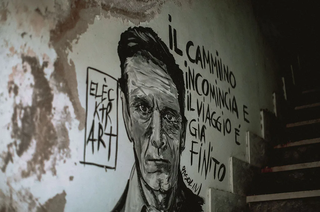 murales di carlo levi ad aliano di matera, fotografato durante un servizio fotografico di fidanzamento. Giuseppe bruno fotografo basilicata