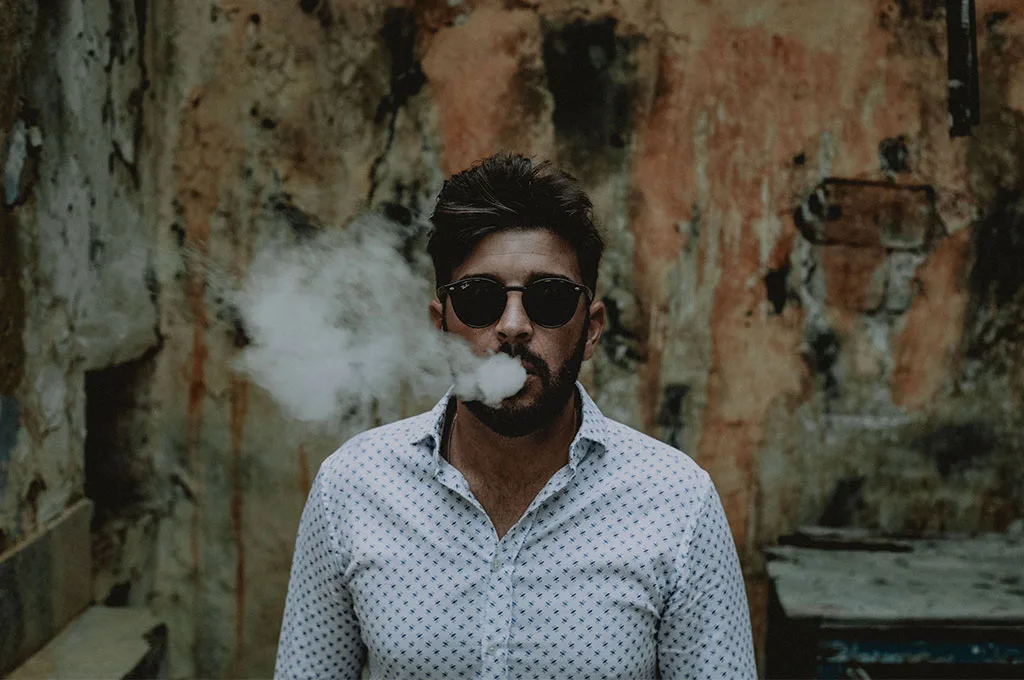 wedding reportage: matrimonio a matera, sposo che fuma.