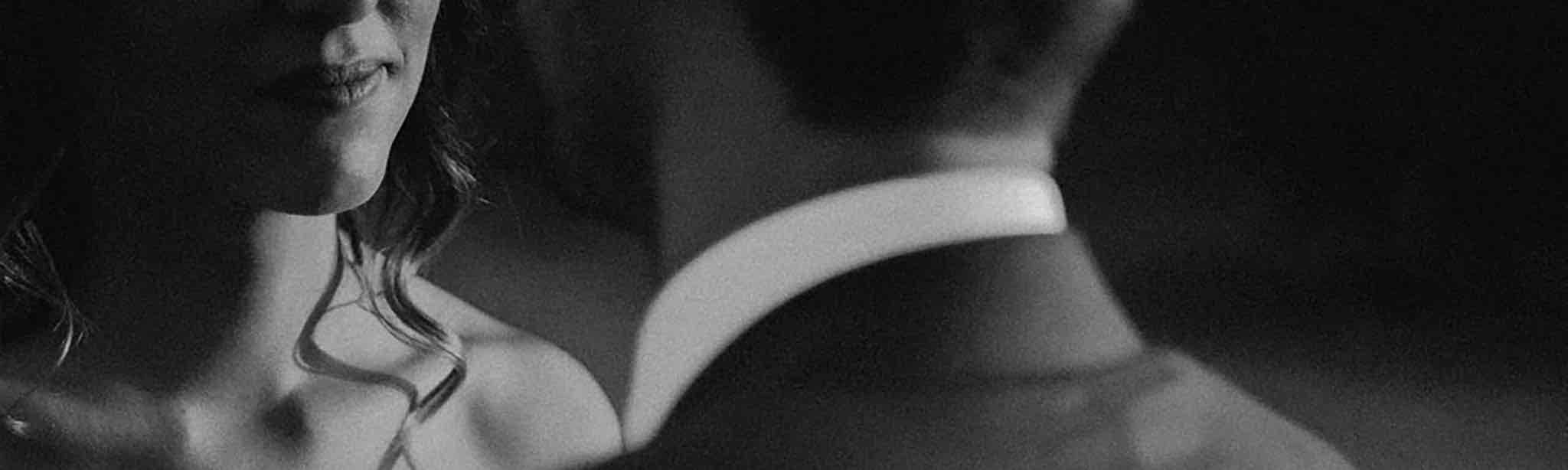 Matrimonio tenutosi in Basilicata nella Tenuta Visconti: dettaglio sposi in bianco e nero durante il servizio fotografico di coppia