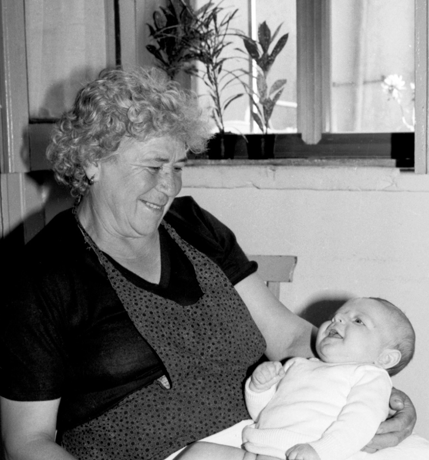 nonna che tiene in braccio un mini me.